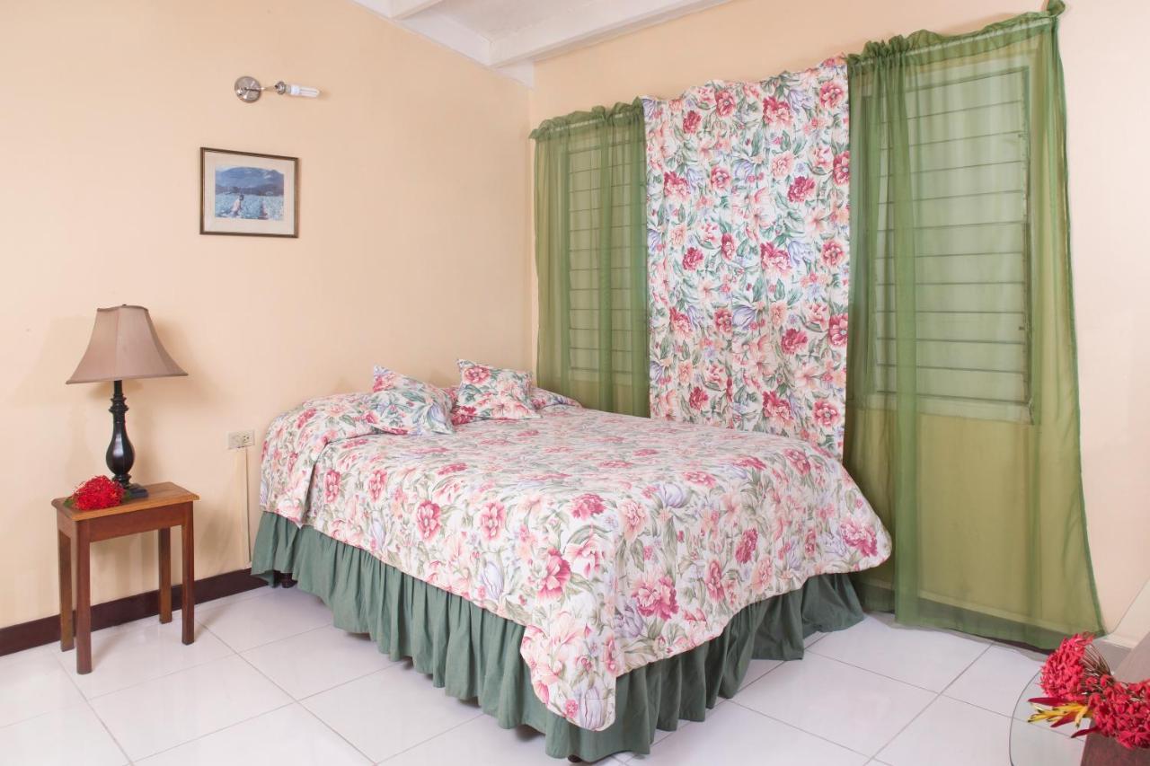The Gardens Villa Kingston Exterior photo